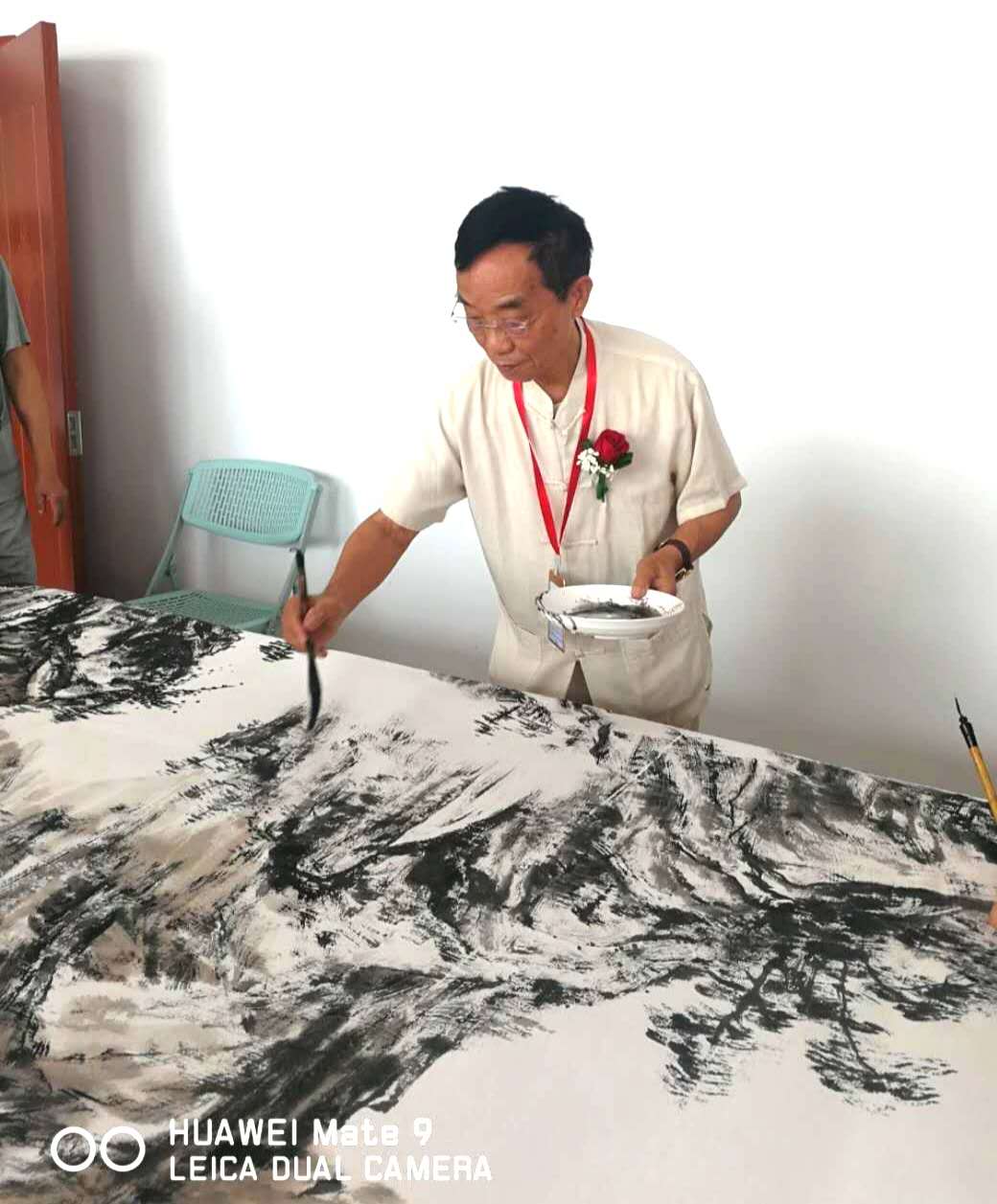云烟飘枫绘雅观 高远神韵黛色中——记著名画家曾令仁_公司动态_墨缘斋